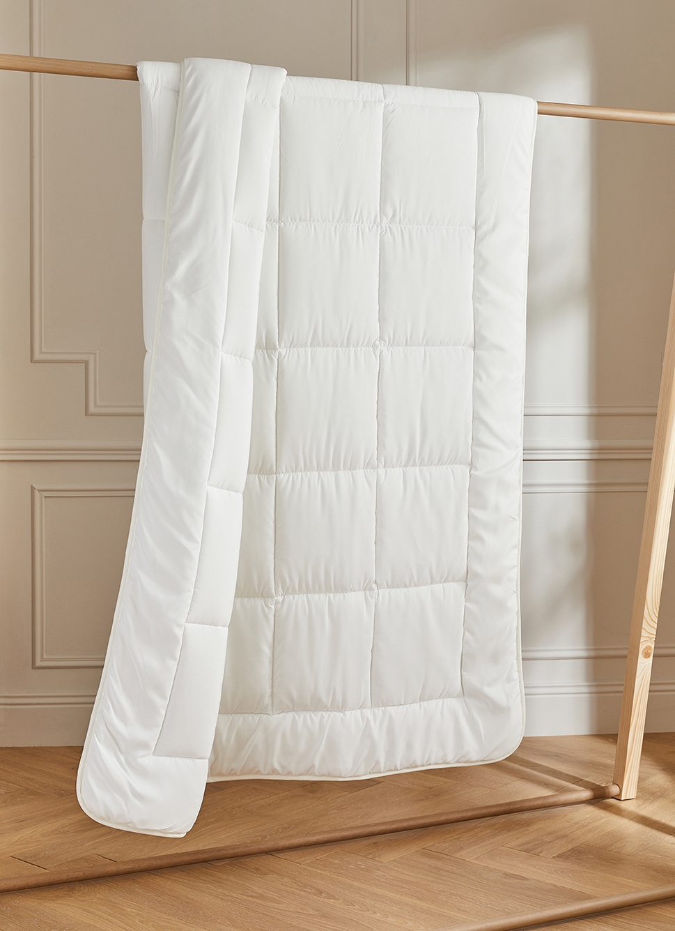 COUETTE TEMPERÉE EN POLYESTER BLANC