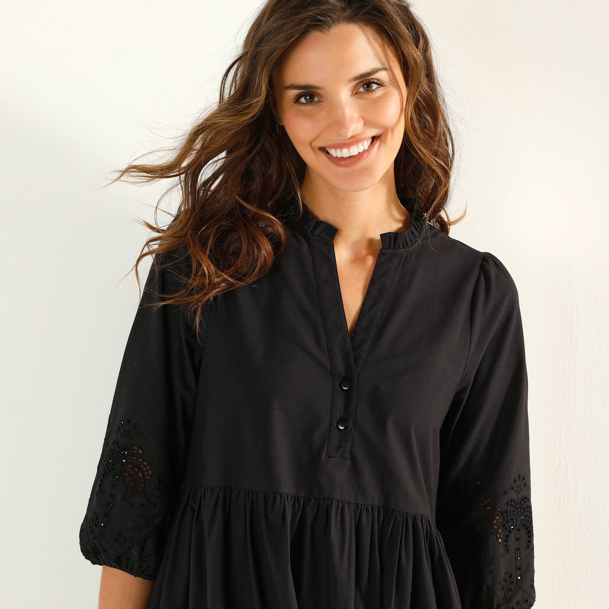 Robe manches 3/4, détails en broderie anglaise