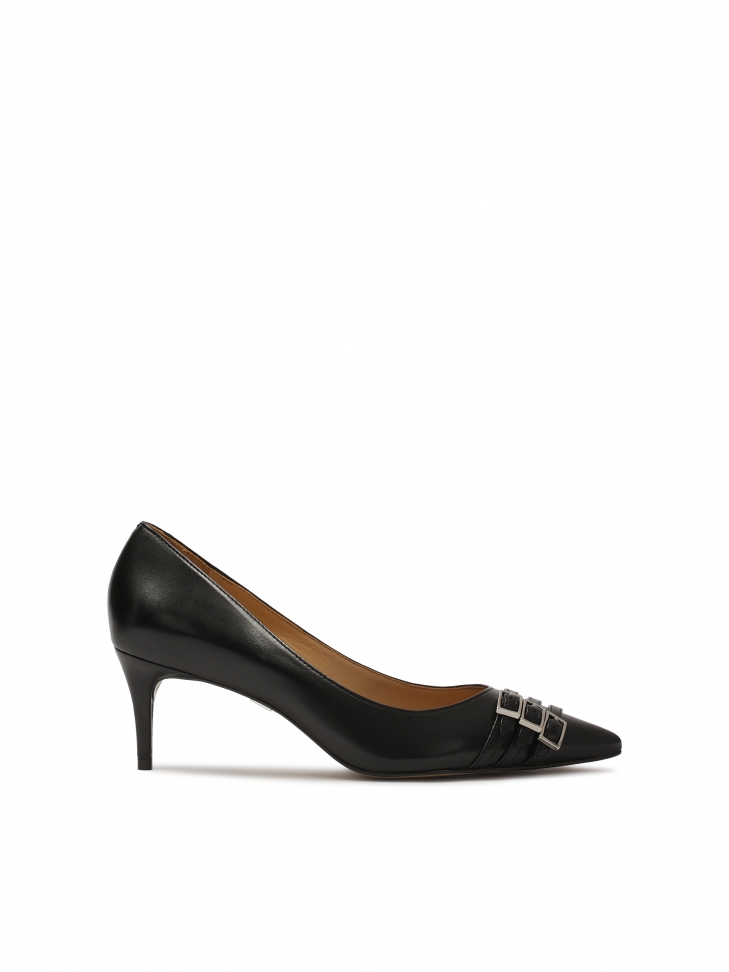 Black low-heeled pumps decorated with stripes