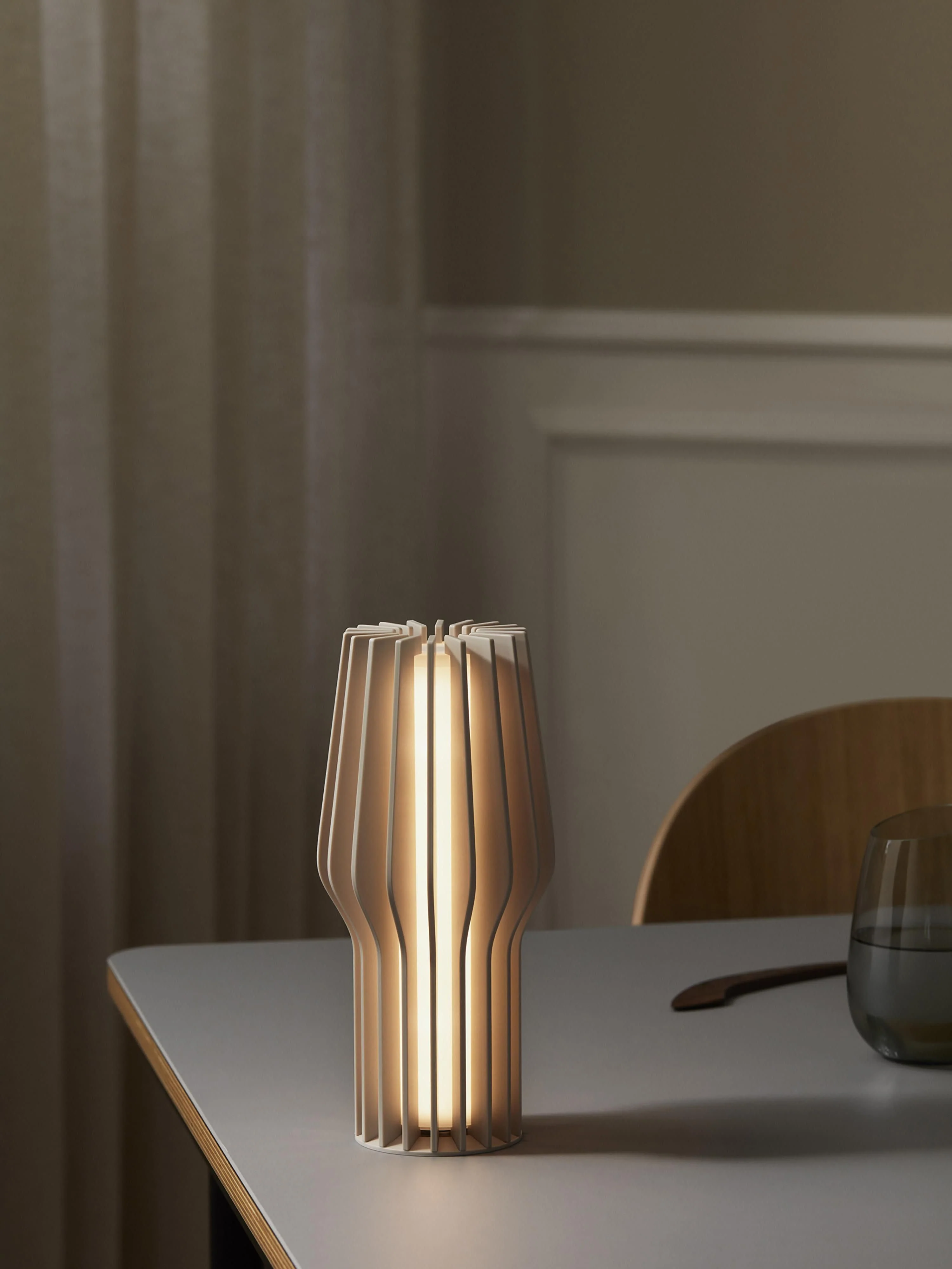 Kleine mobile LED-Tischlampe Radiant, dimmbar