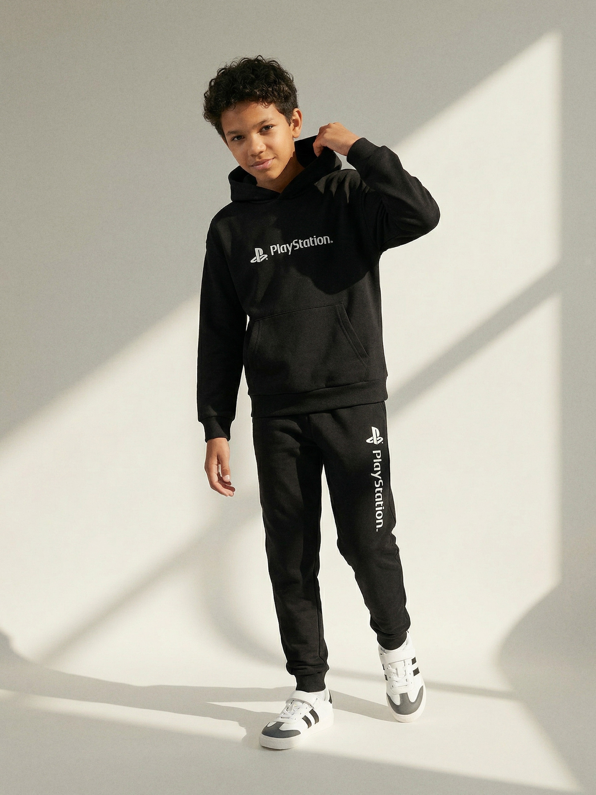 Dresowa bluza hoodie z nadrukiem na plecach