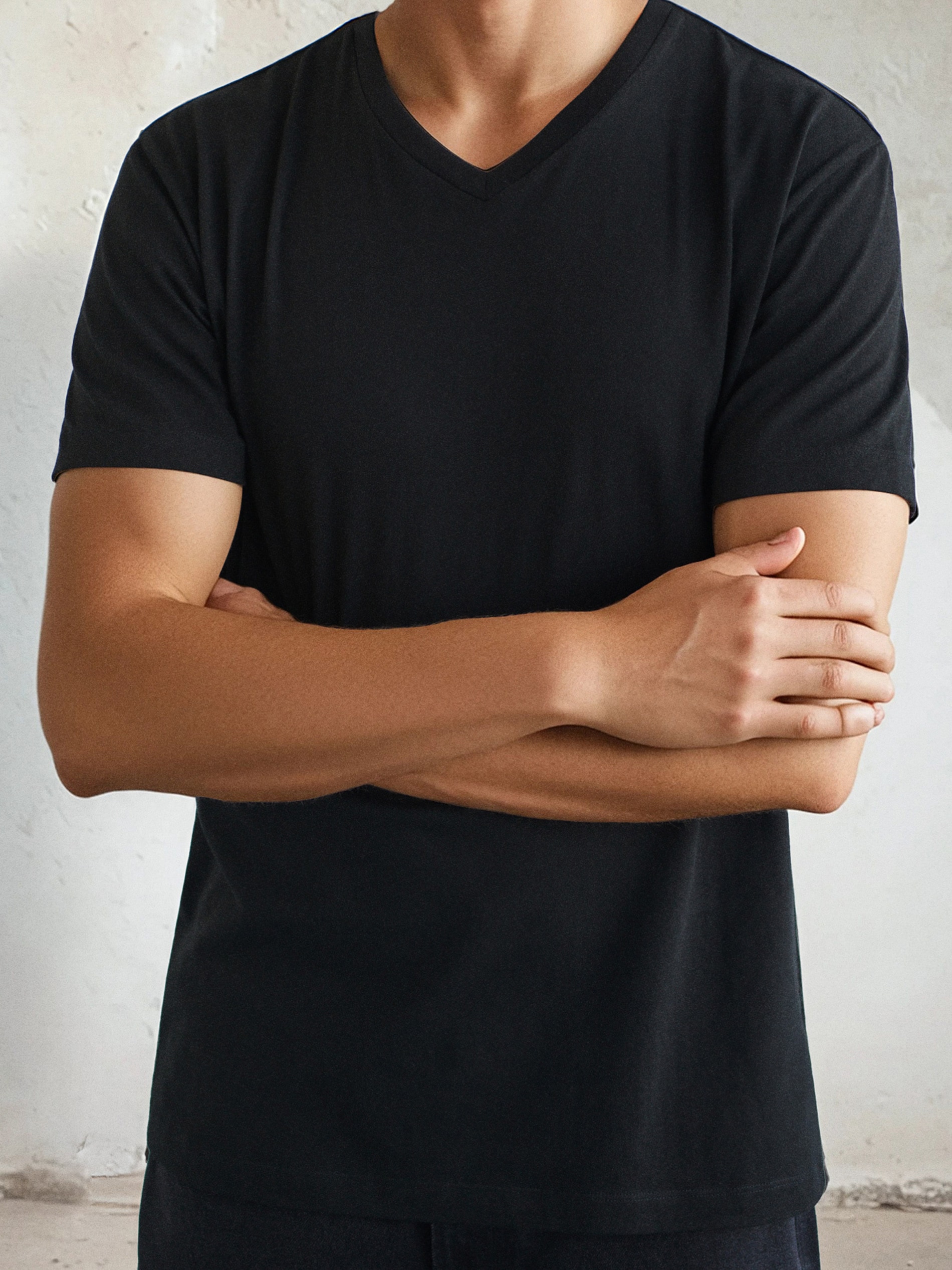 Koszulka basic z dekoltem w serek