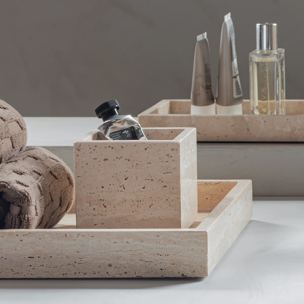 Mette Ditmer - Travertine Cube, leinen