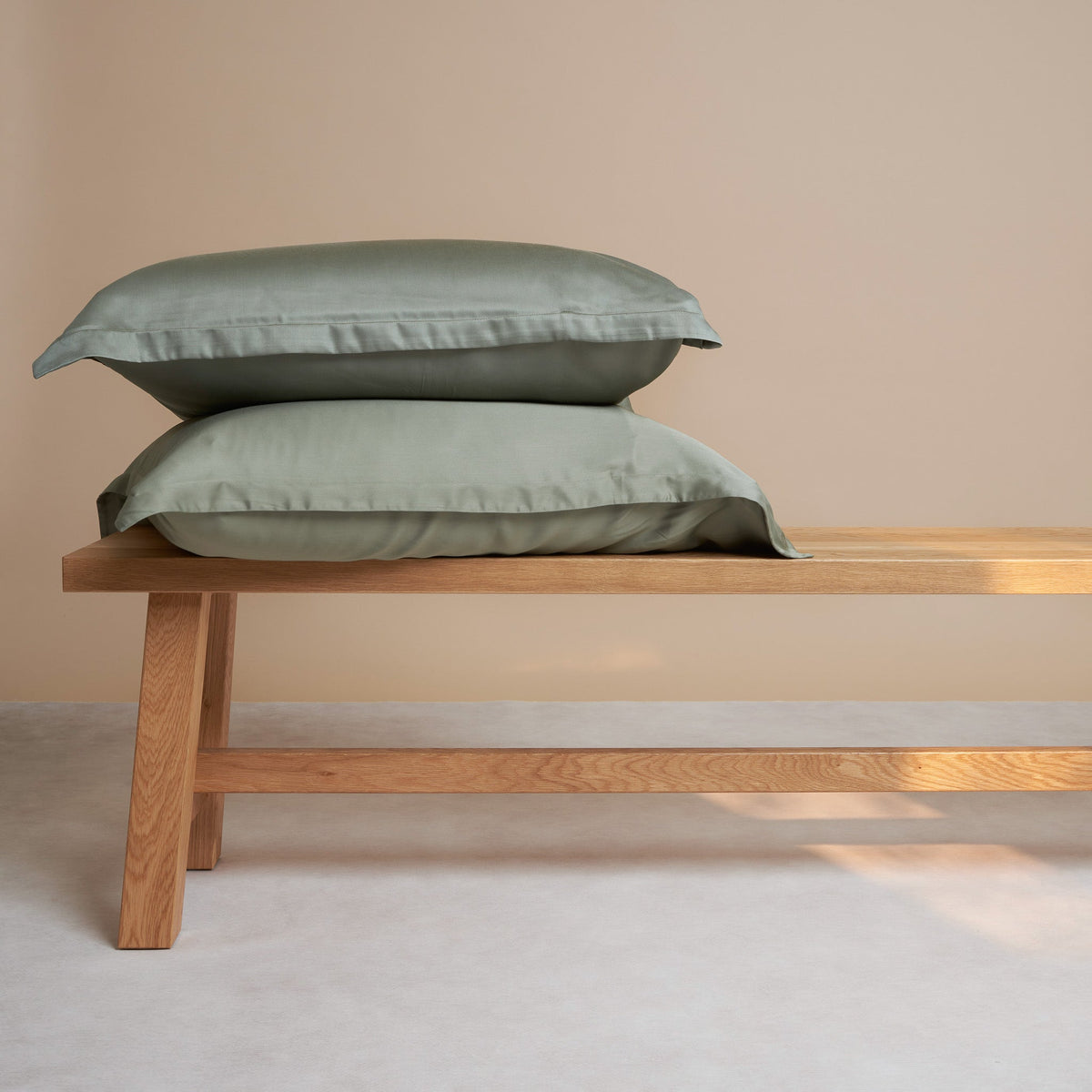 Coco & Cici - Bamboe Kussensloop 80 x 80 cm - Kussenhoes - Olijfgroen - 100% Eco Bamboe - Volant 2 cm - 1 stuk