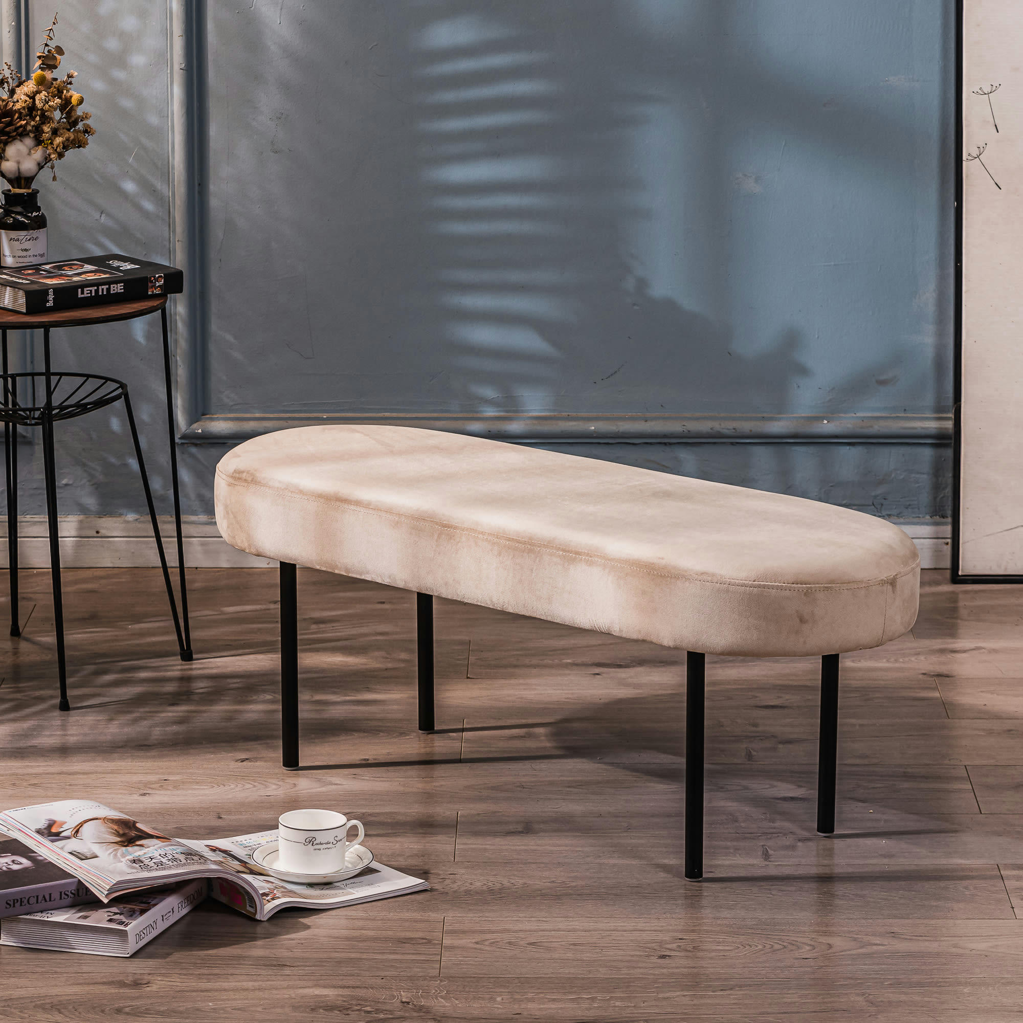 - Banc en métal et velours beige