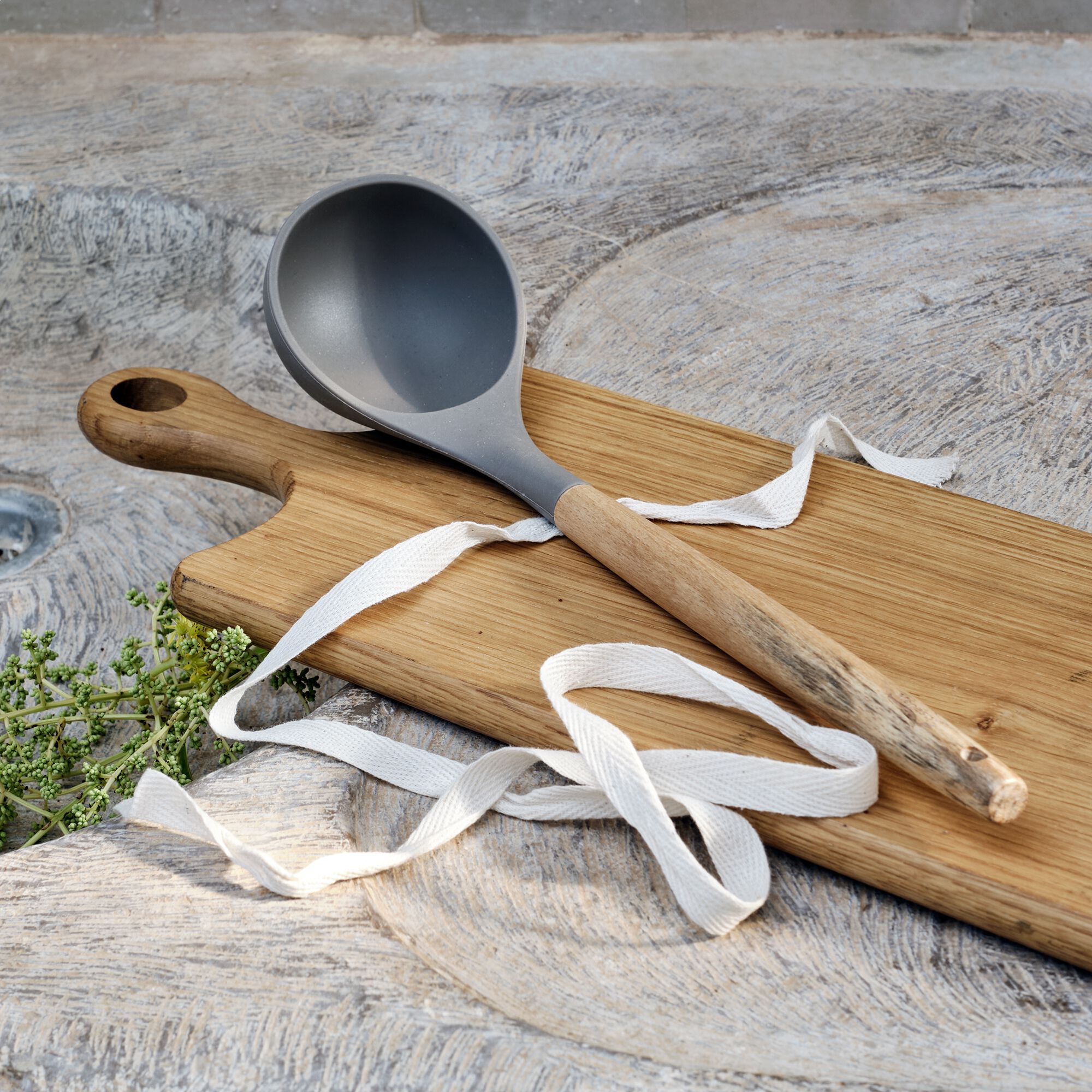 PISTOU - Louche en bois et silicone - brun terre ombre