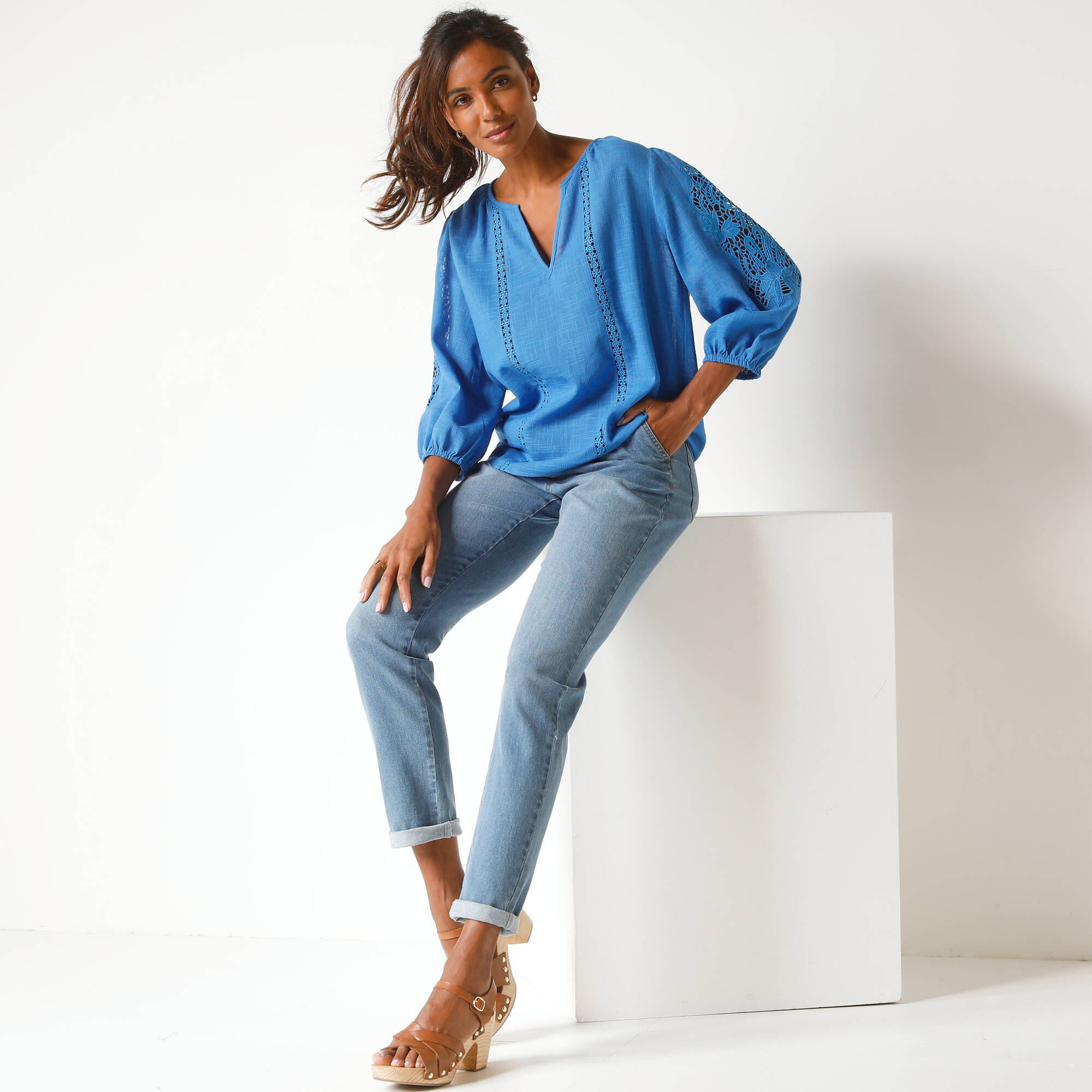 Blouse unie macramé, manches brodées