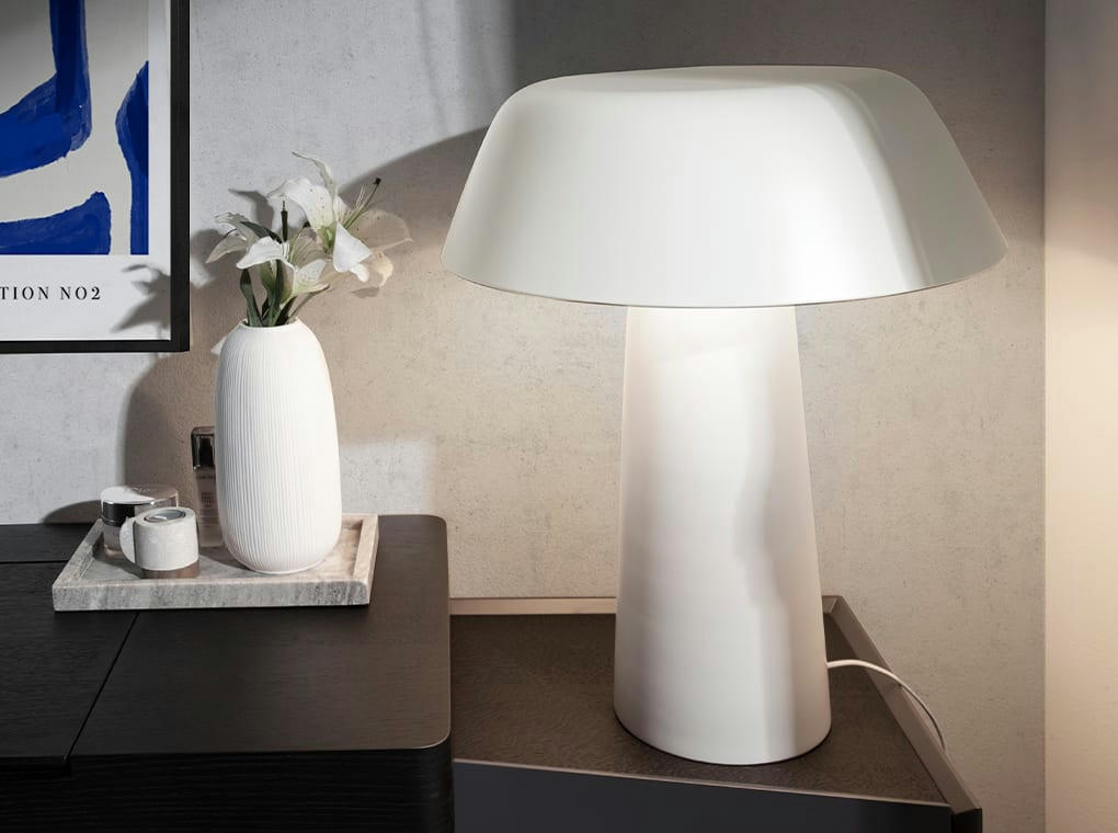 - Lampe de table en acier blanc