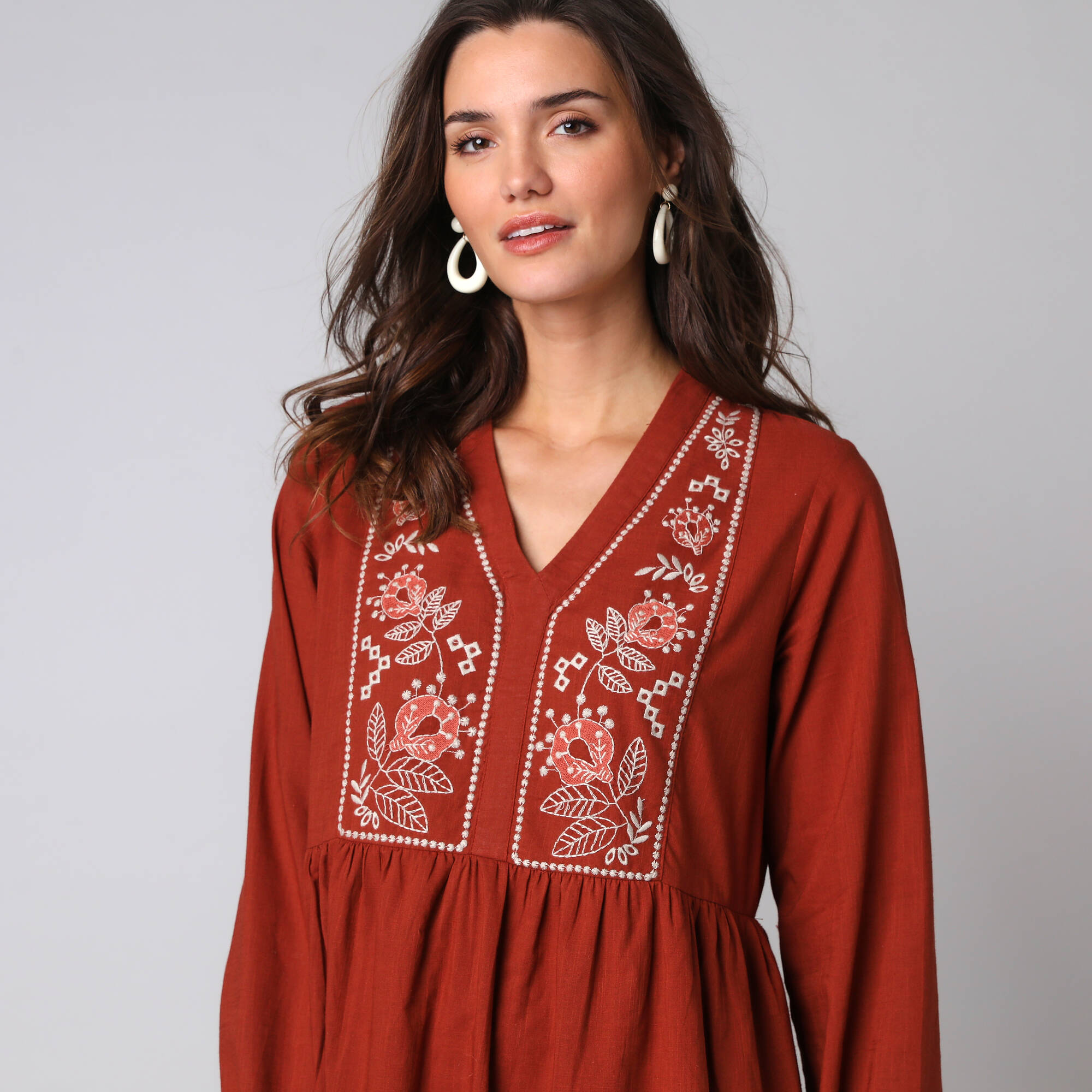 Robe courte brodée unie en coton