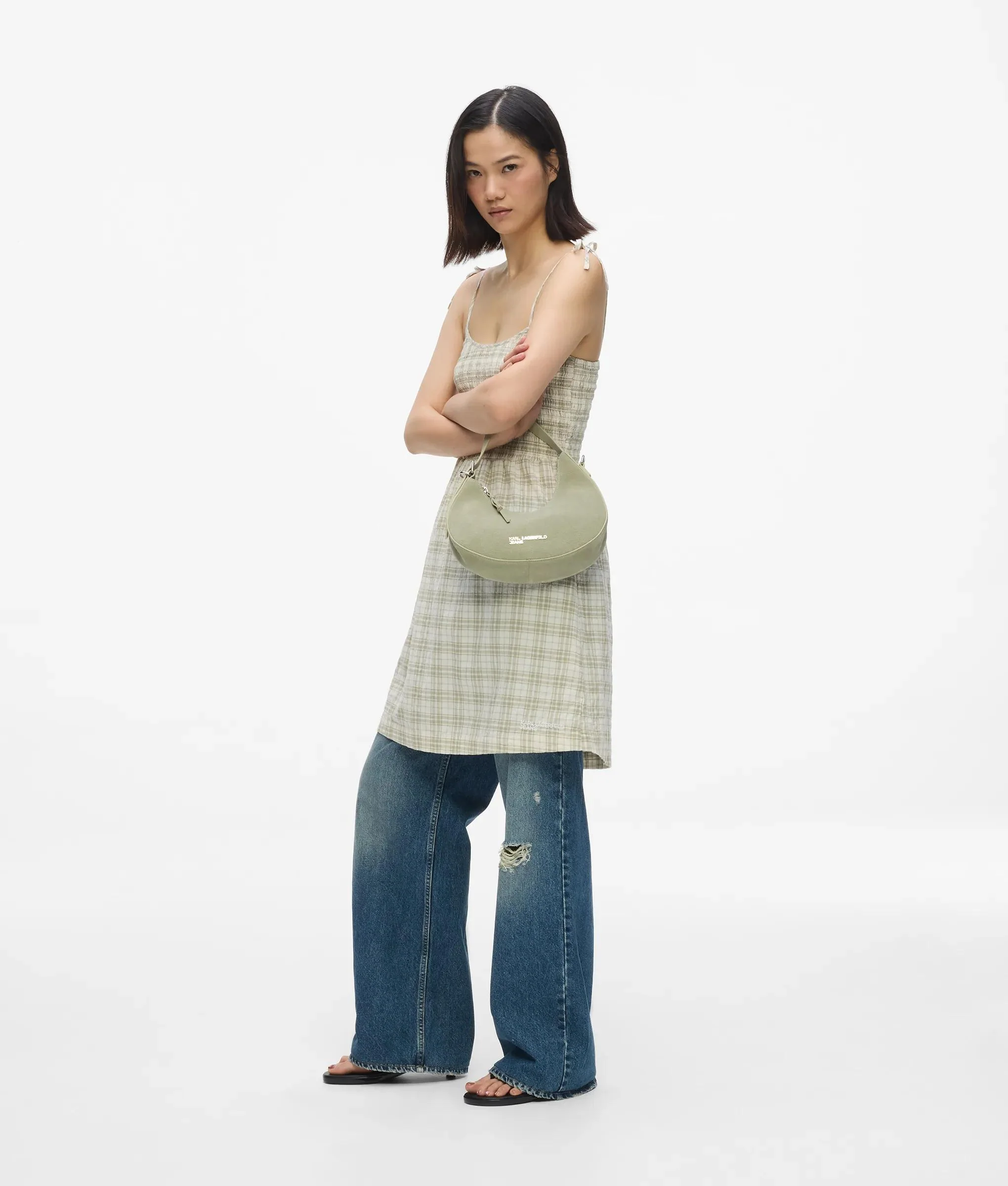 Sac en daim de forme arrondie avecanse supérieure