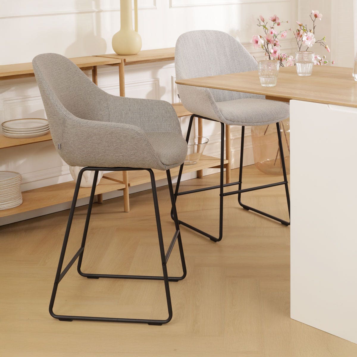 Nolon Nino-Mae Barkruk Warm Grijs - met Armleuning - Zwart - 65 cm