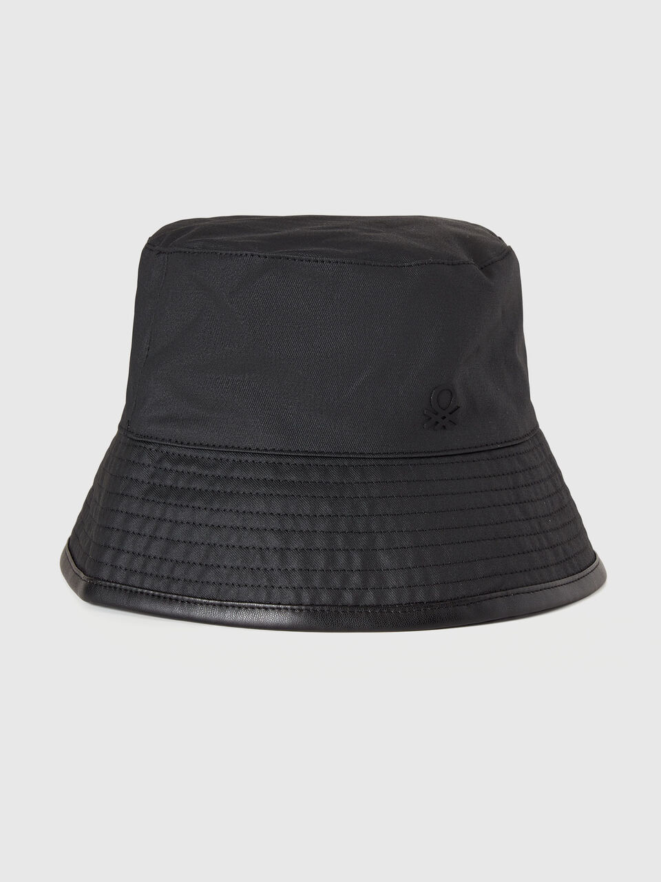 Reversible bucket hat