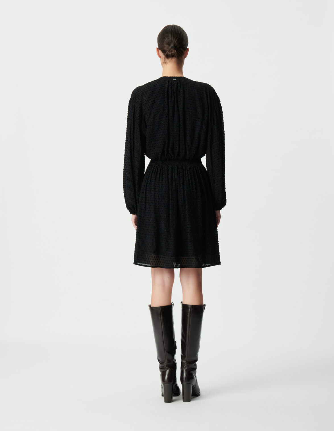 Robe noire à col V et manches longues pour femme