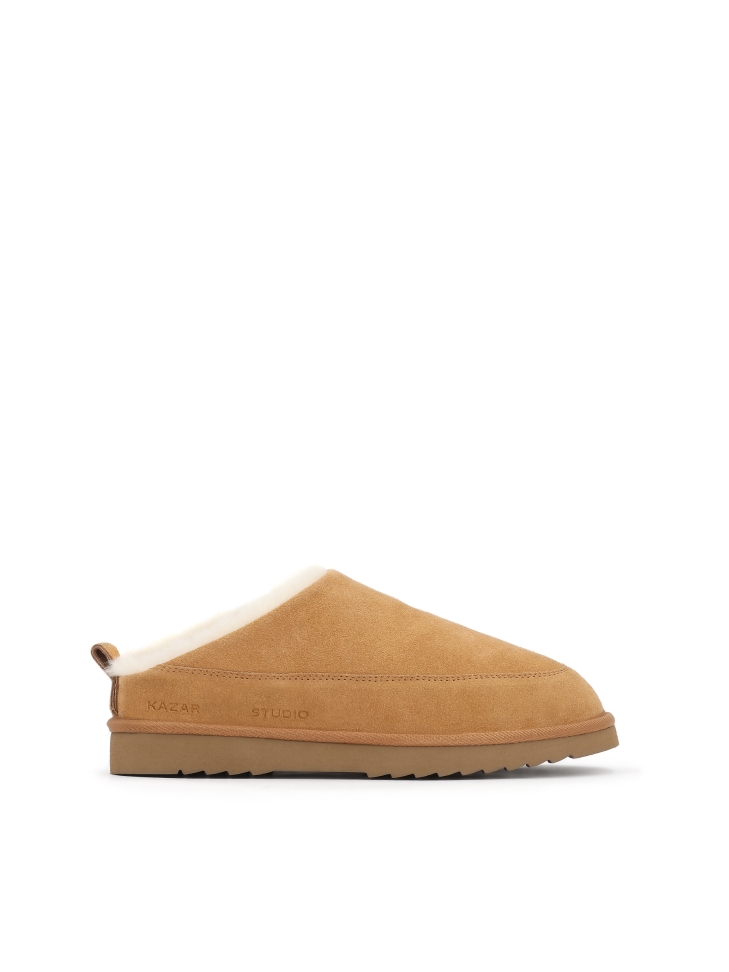Light brown flip-flops with sheep's wool