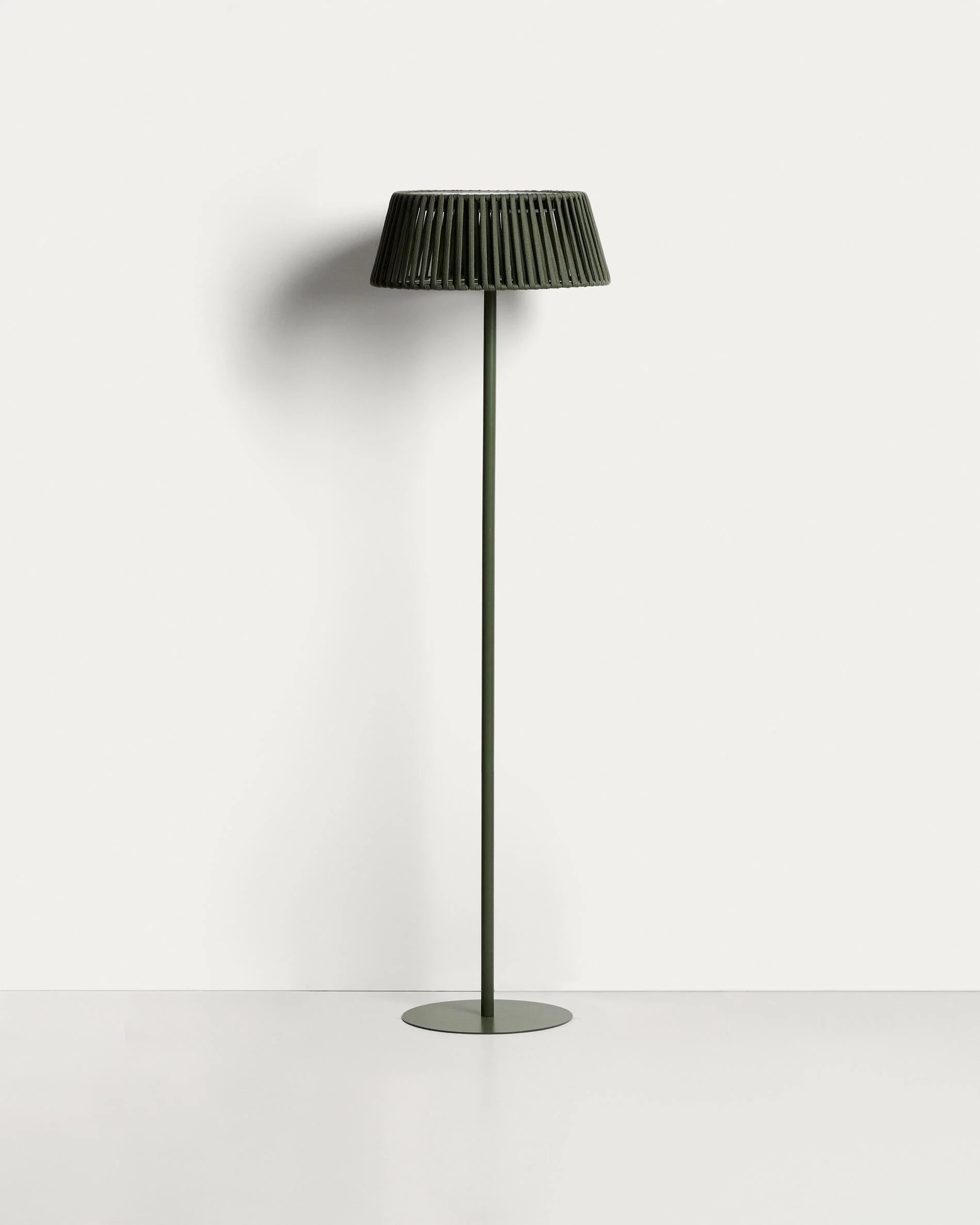 Aldet outdoor solar floor lamp in green flat rope cord with metal base Ø46cm