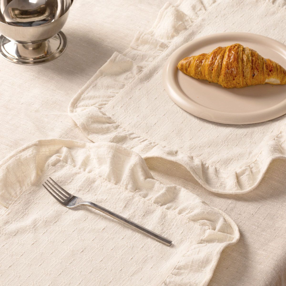 Maty stołowe KALIRA ecru z ozdobną teksturą i falbaną, zestaw 2 szt. 35x48cm
