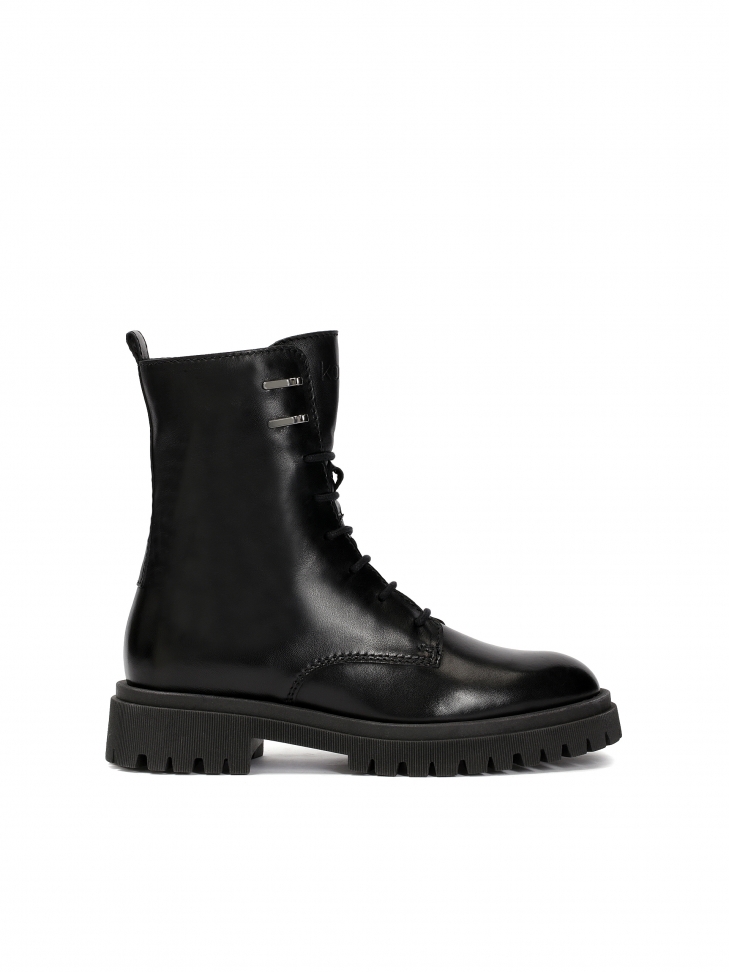 Minimalist leather boots in military style