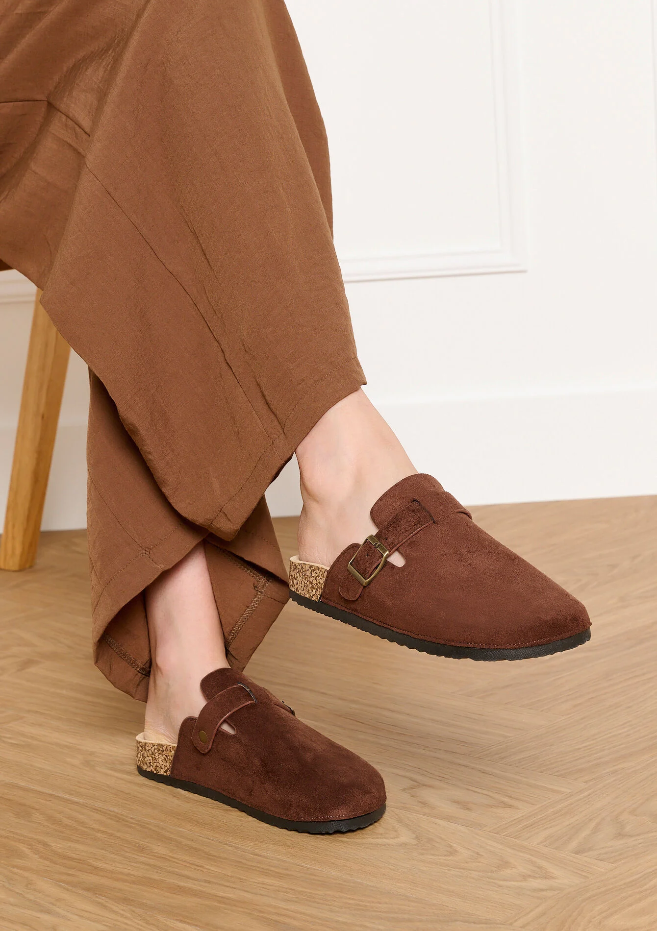 Suede mules met gespdetail