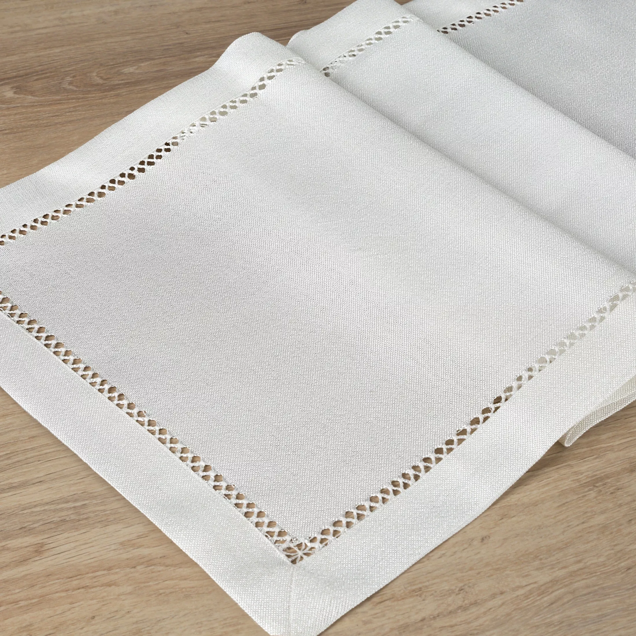Obrus 40x140 EMILY z mereżką i ozdobną listwą