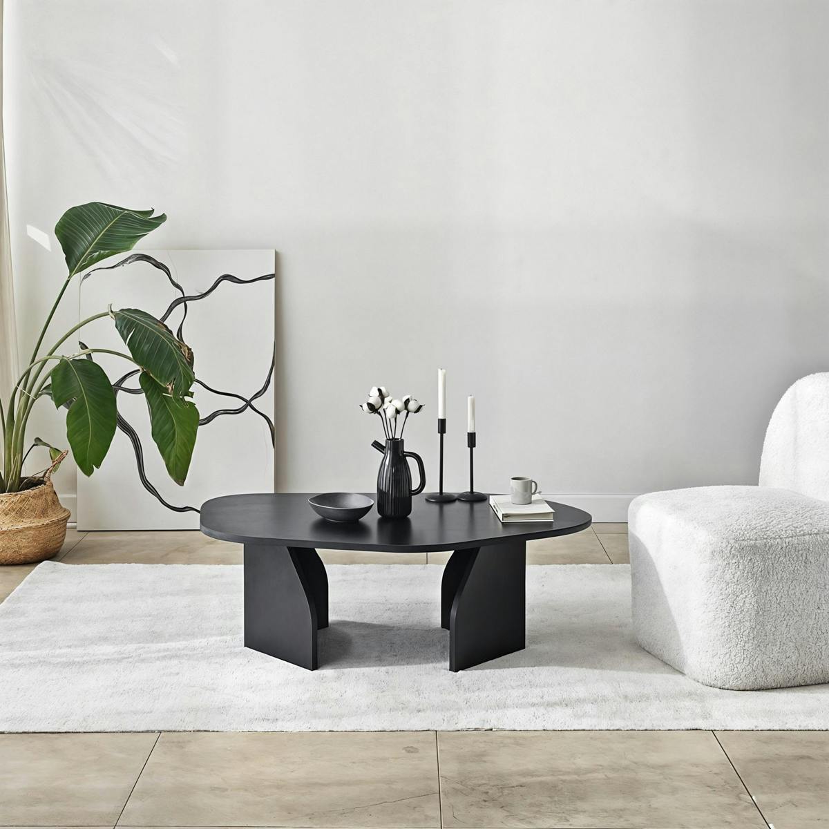 Table basse design noire, forme organique galet MARFA
