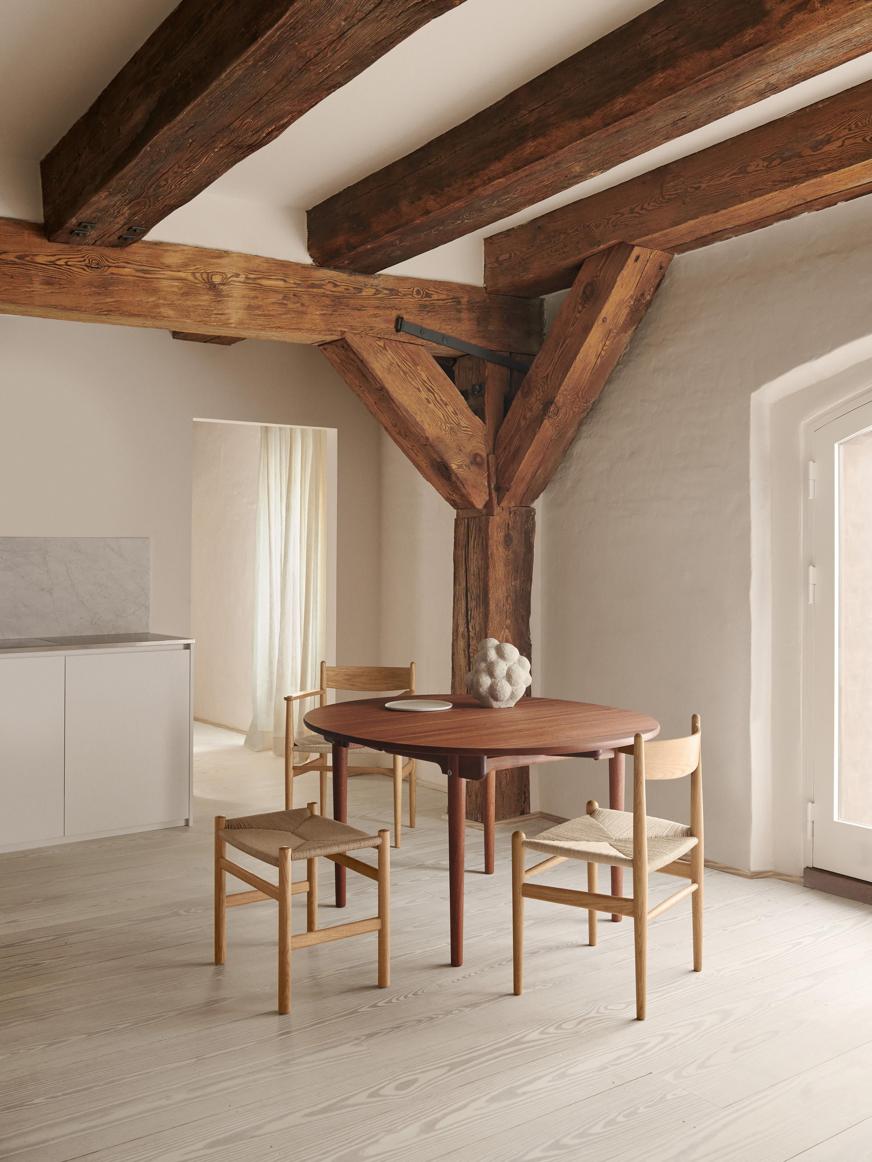 Holzstuhl CH36 mit handgeflochtener Sitzfläche