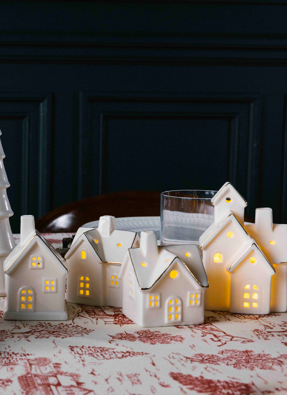 LOT DE 3 MAISONS LUMINEUSES EN PORCELAINE BLANC