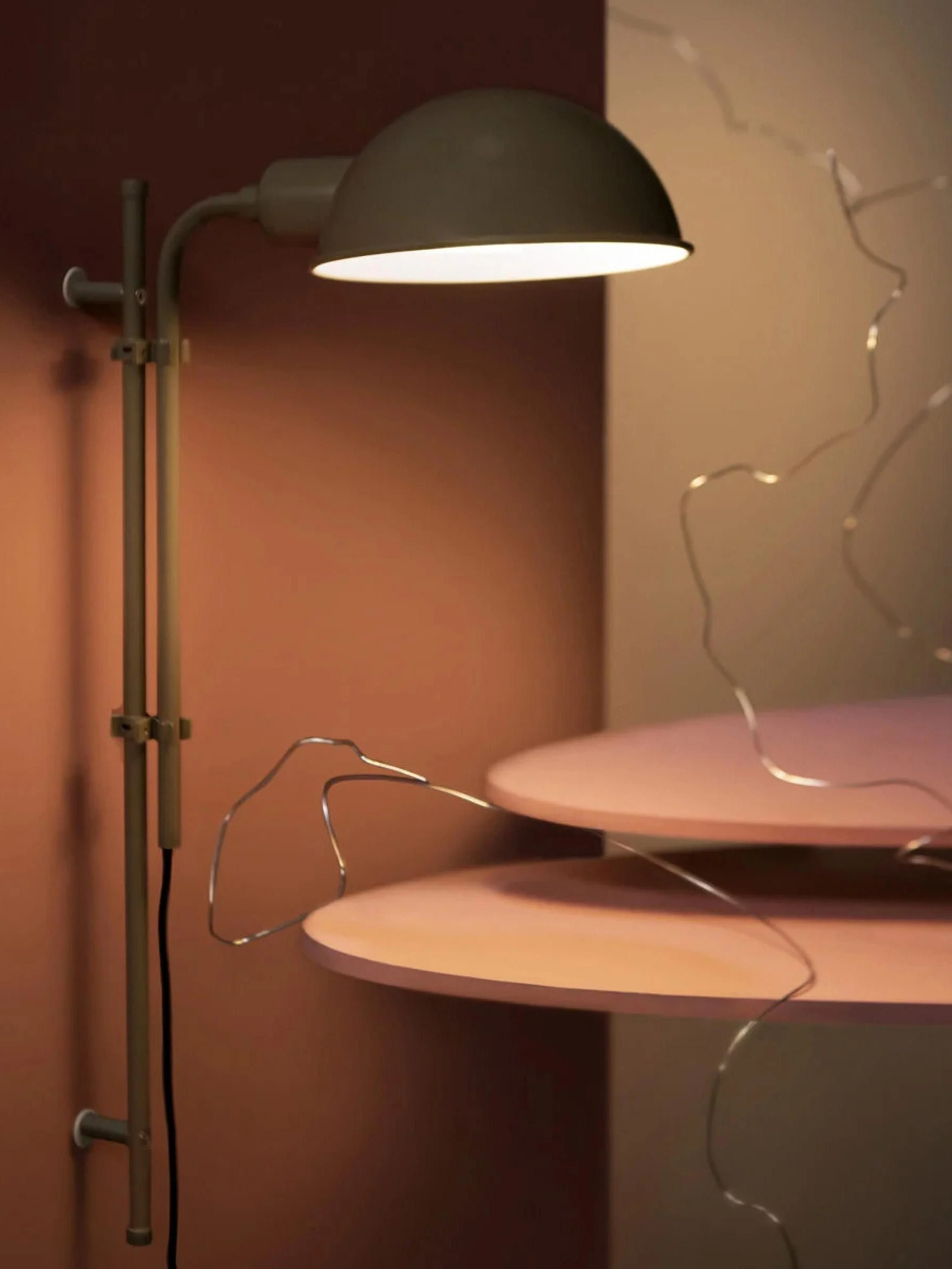 Wandleuchte Funiculí mit Stecker und verstellbarem Lampenschirm