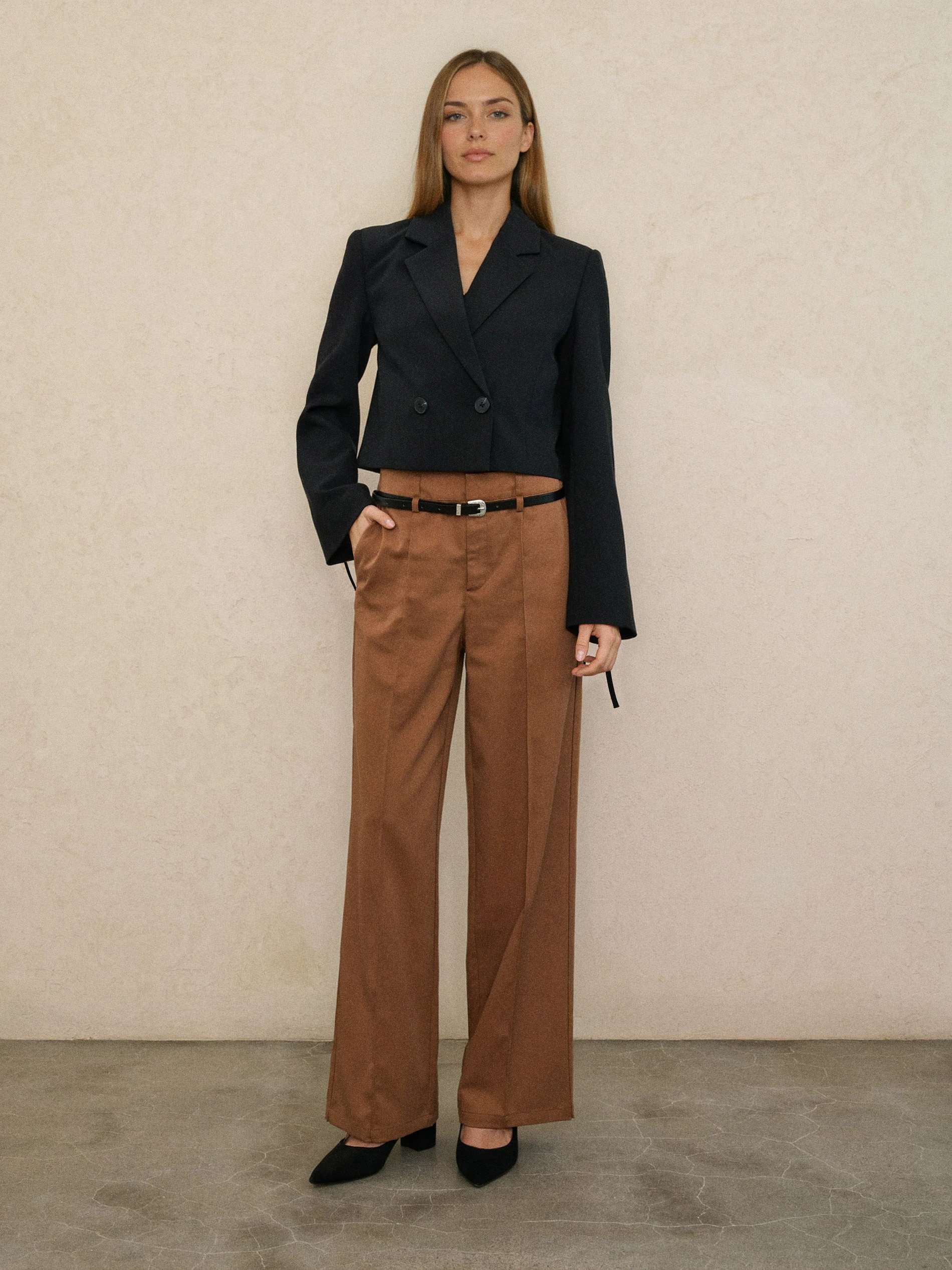 Eleganckie spodnie wide leg z paskiem