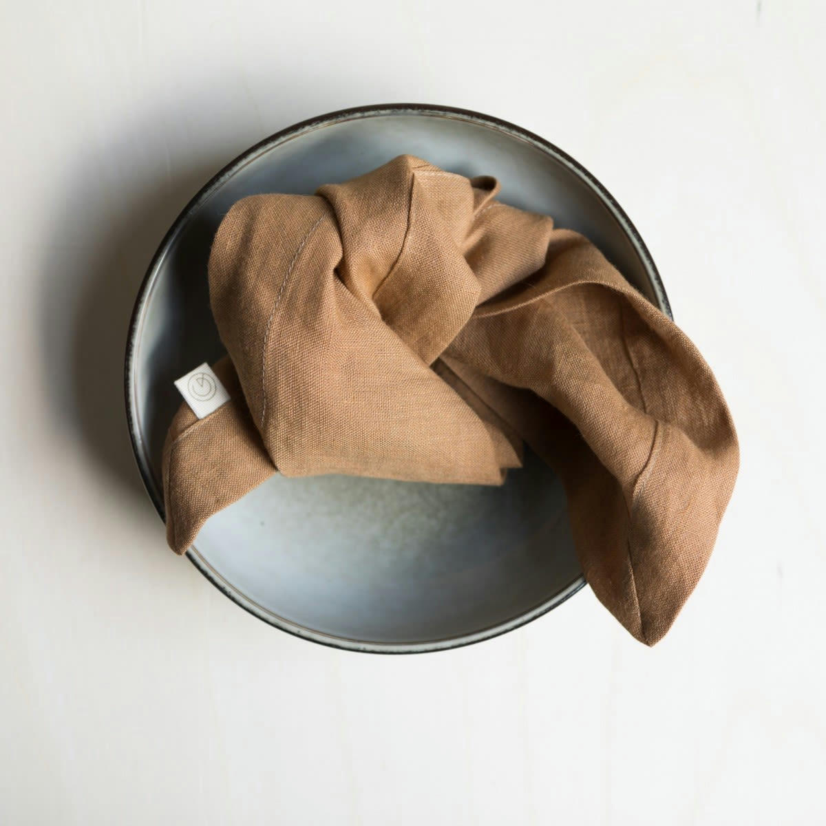 LES ESSENTIELS - Serviette en lin lavé marron camel 45x45