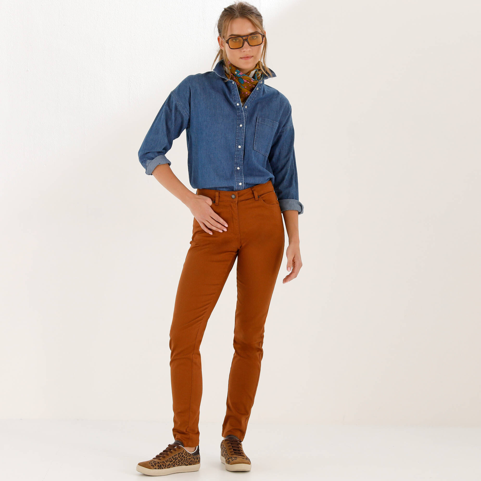 Pantalon fuselé couleur