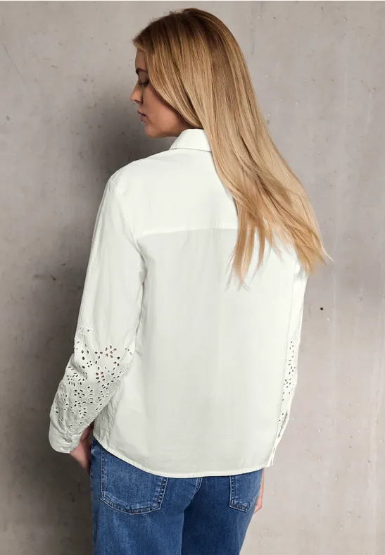 Bluse mit bestickten Ärmeln