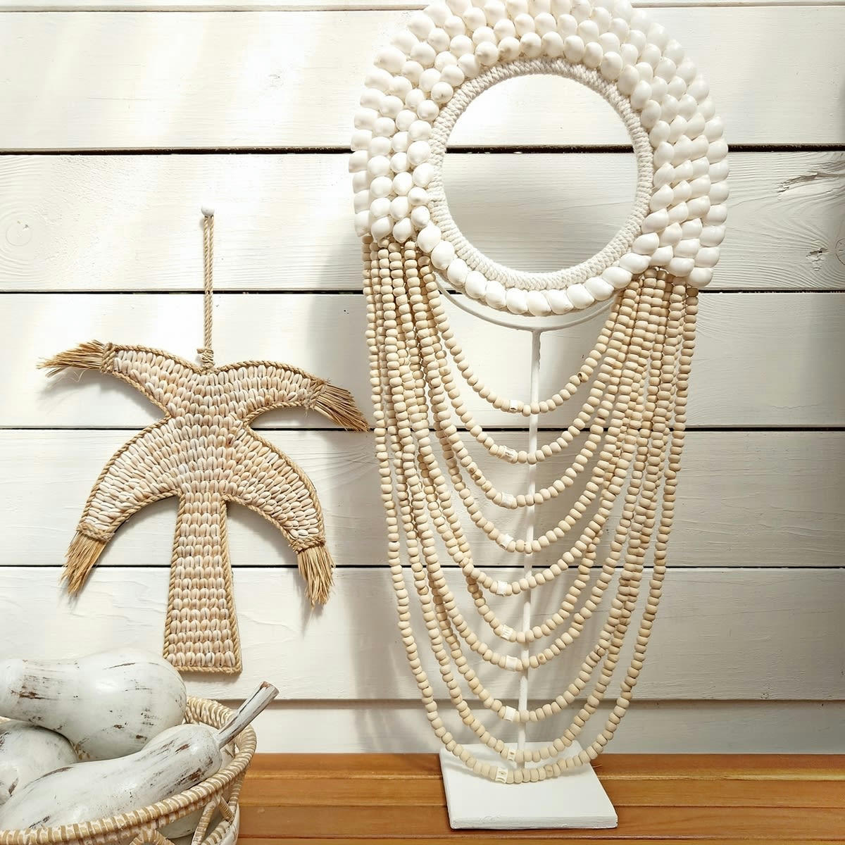RUMBA - Collier en coquillages et perles de bois, blanc/beige L30 x H60 cm