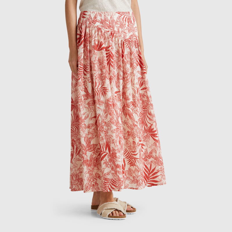 Long skirt with tropical print
