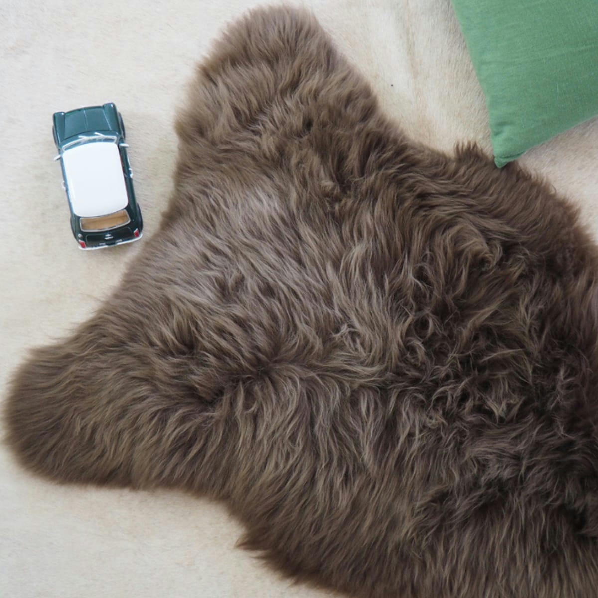 - Tapis en peau de mouton marron