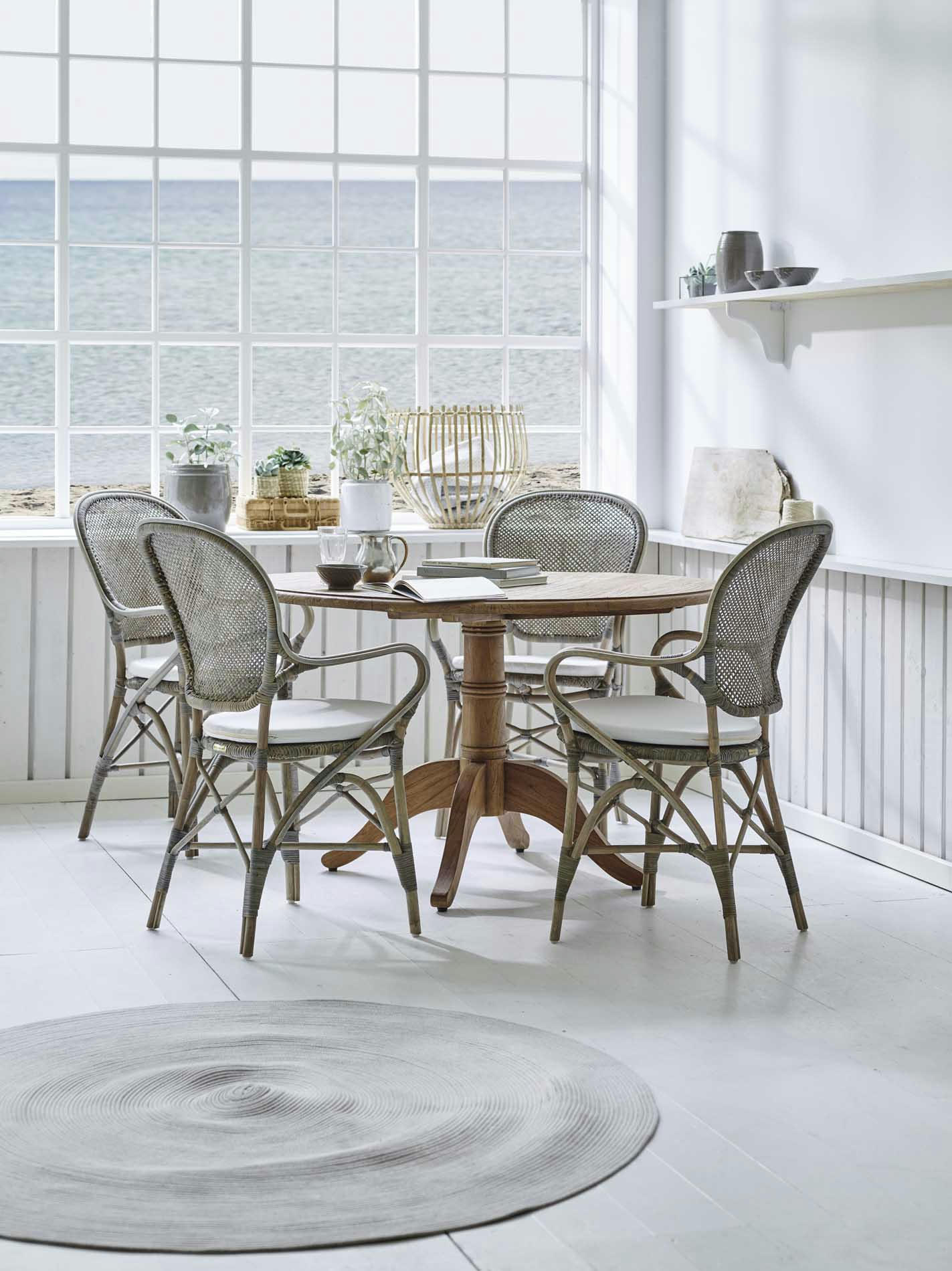 ROSSINI - Chaise repas empilable en rotin taupe