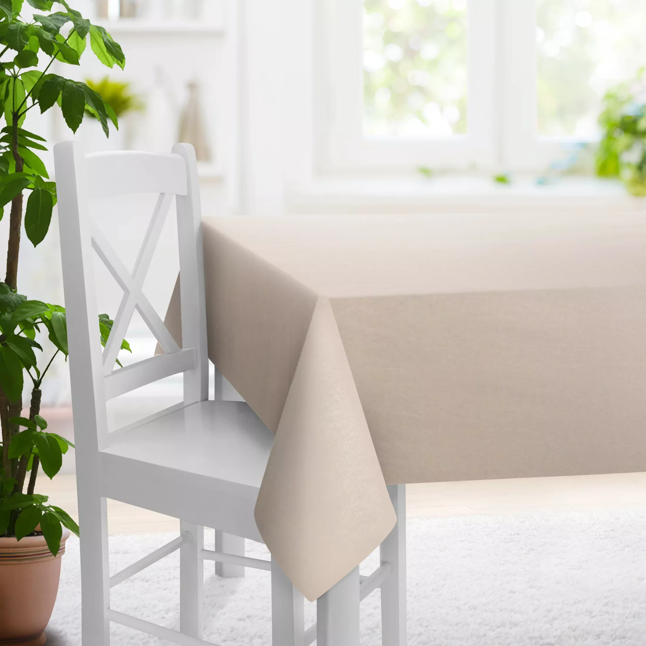 Obrus na wymiar złoty z półprzezroczystej tkaniny o wyglądzie drobnego deszczyku i delikatnym połysku, wykończona obciążnikiem
