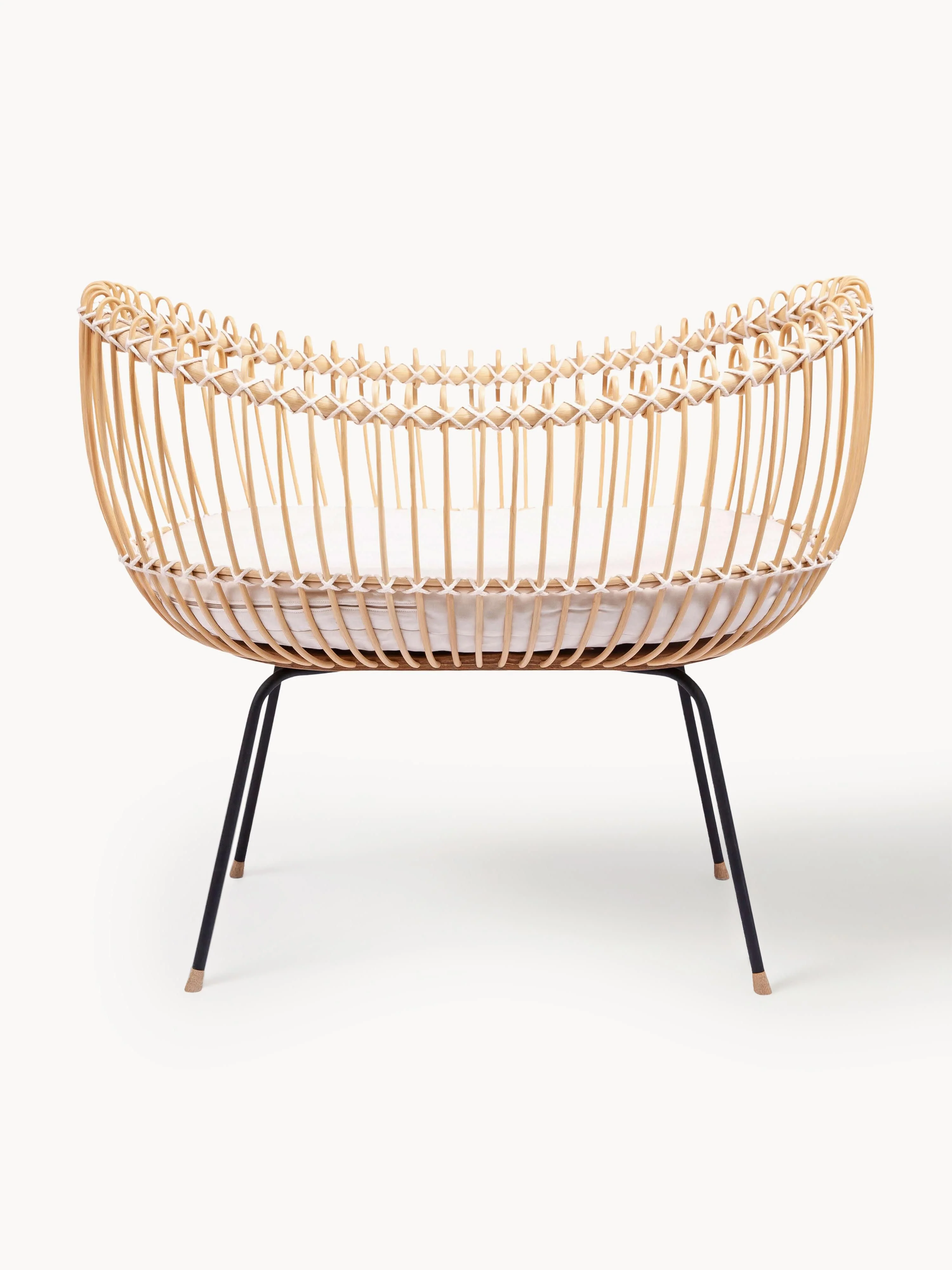 Handgefertigtes Stubenbett Lola aus Rattan