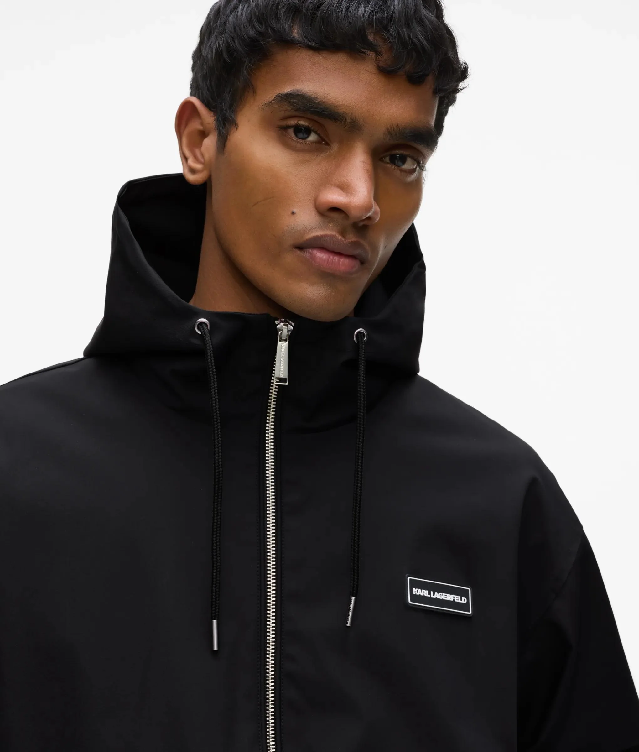Veste zippée avec écusson à logo et capuche