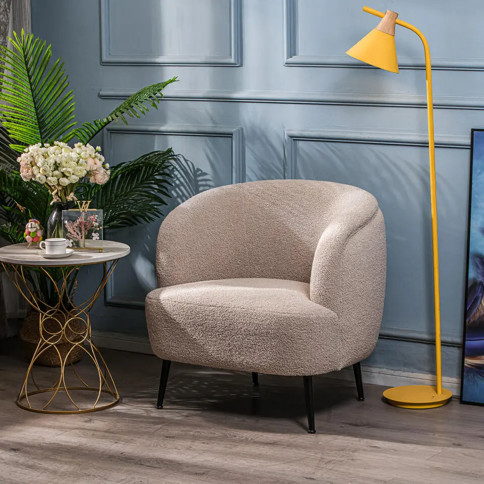 Salonstoel van metaal en beige lussen