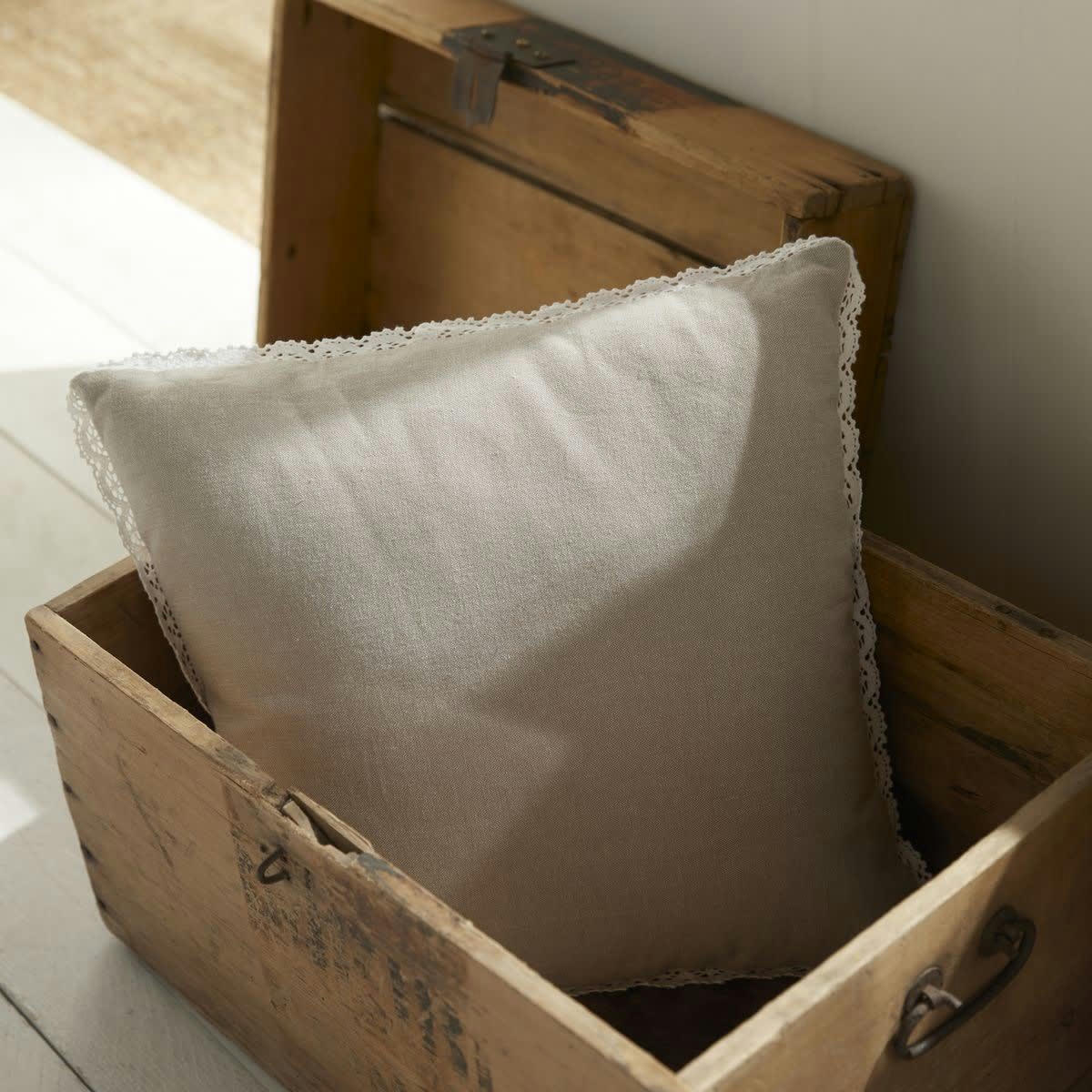 CHARME - Coussin déhoussable avec dentelle en coton beige 40x40