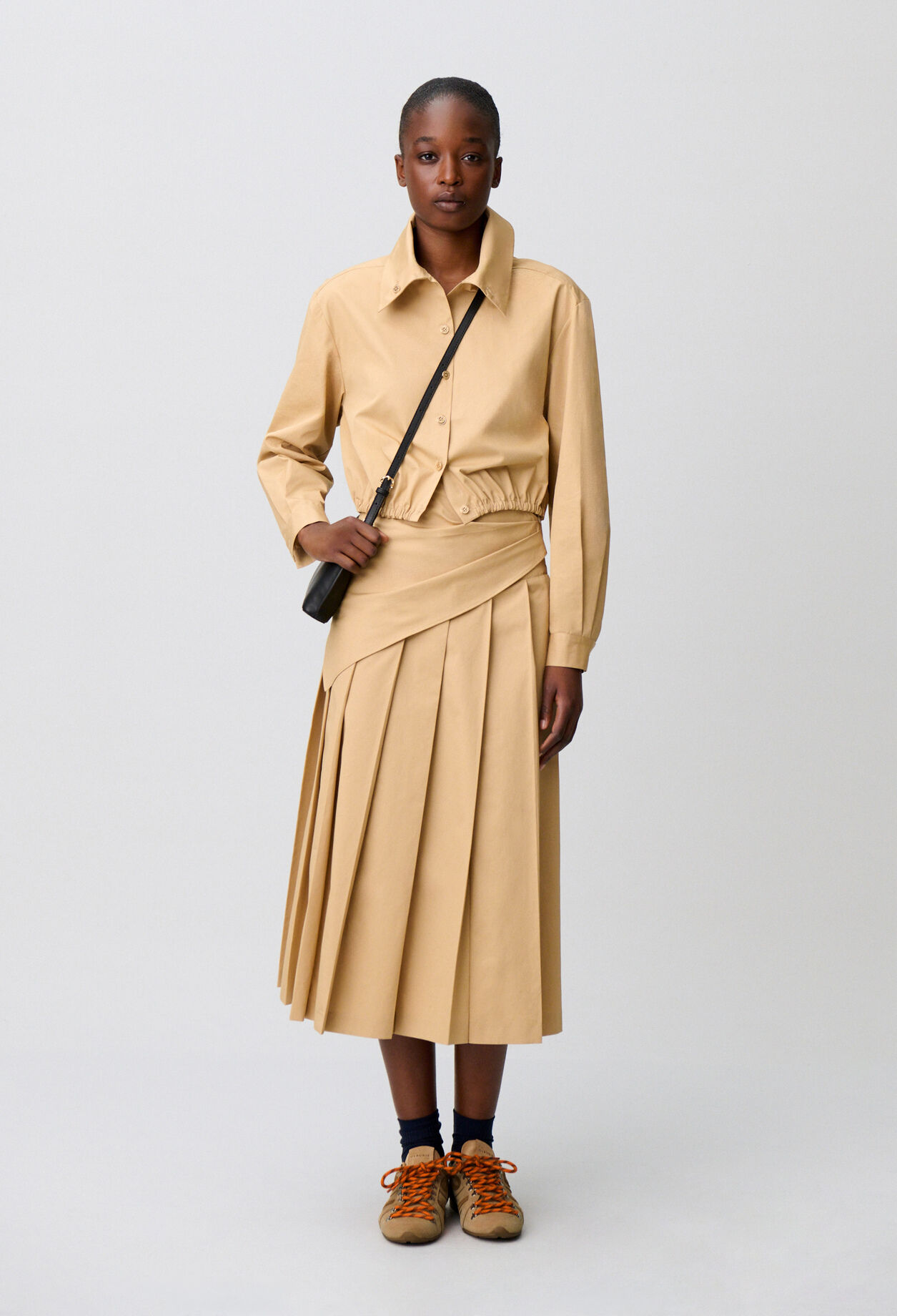 Chemise cropped col montant