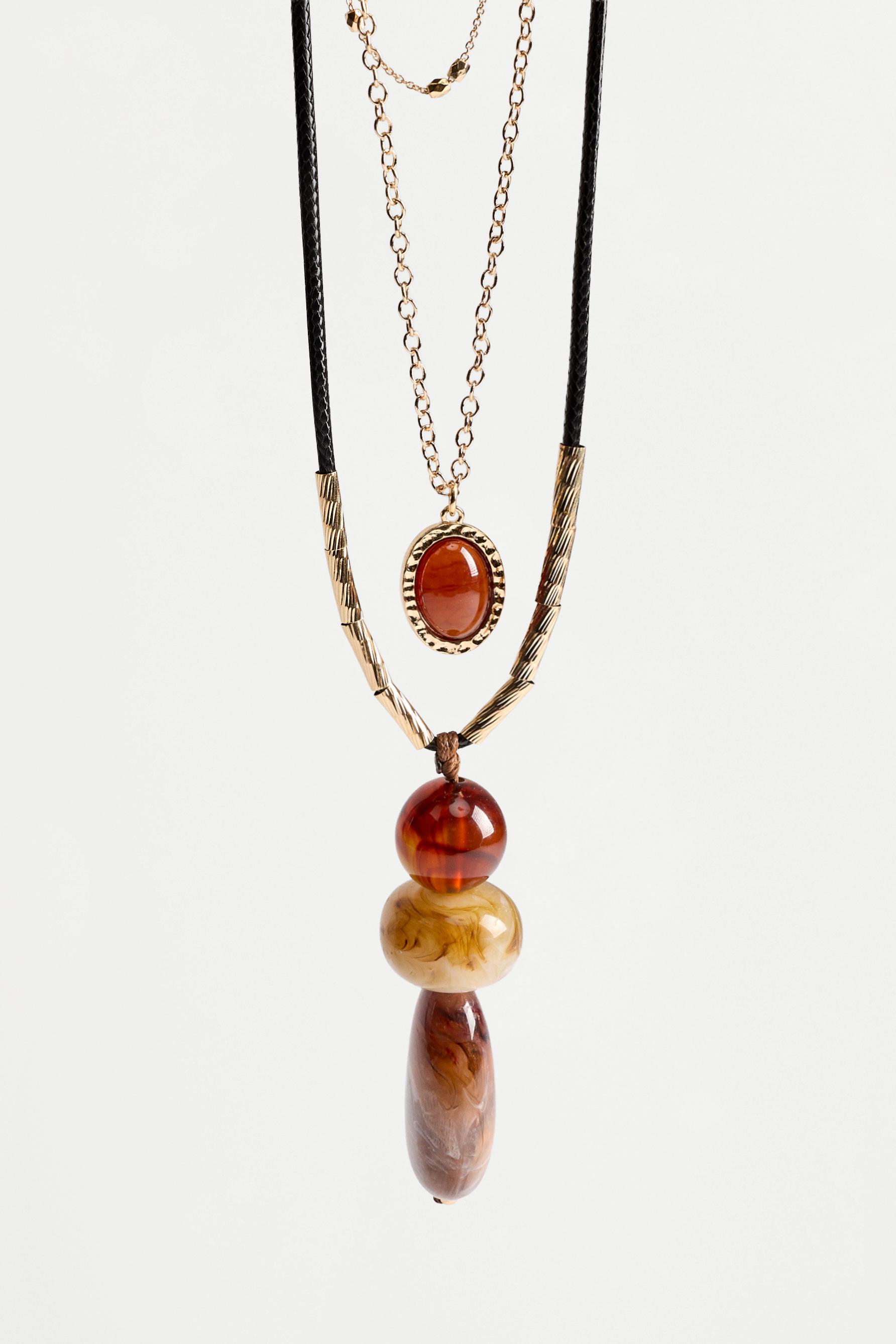 Collar multicapa con piedras