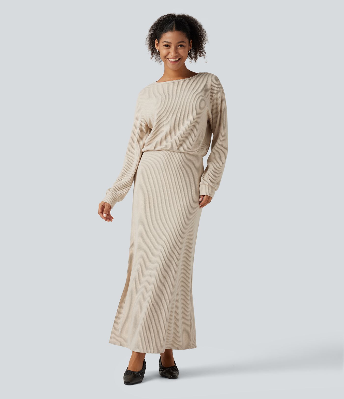 Robe longue ajustée en maille côtelée à encolure bateau et manches longues