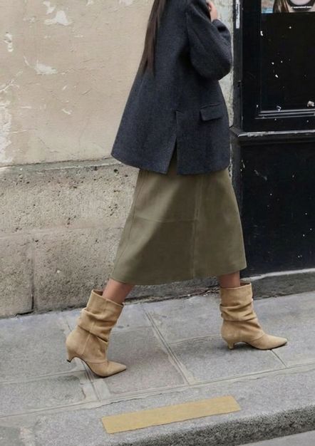 Beige suède enkellaarsjes met hak
