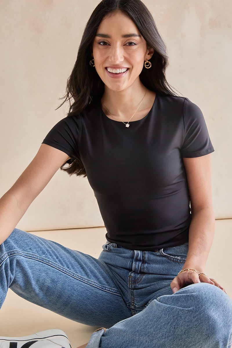 yummi by francesca's Short Sleeve Crew Neck Tee Black