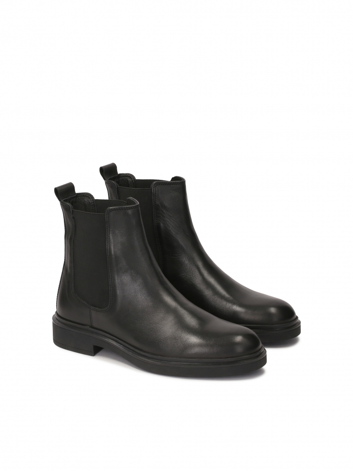 Black Chelsea boots in smooth leather