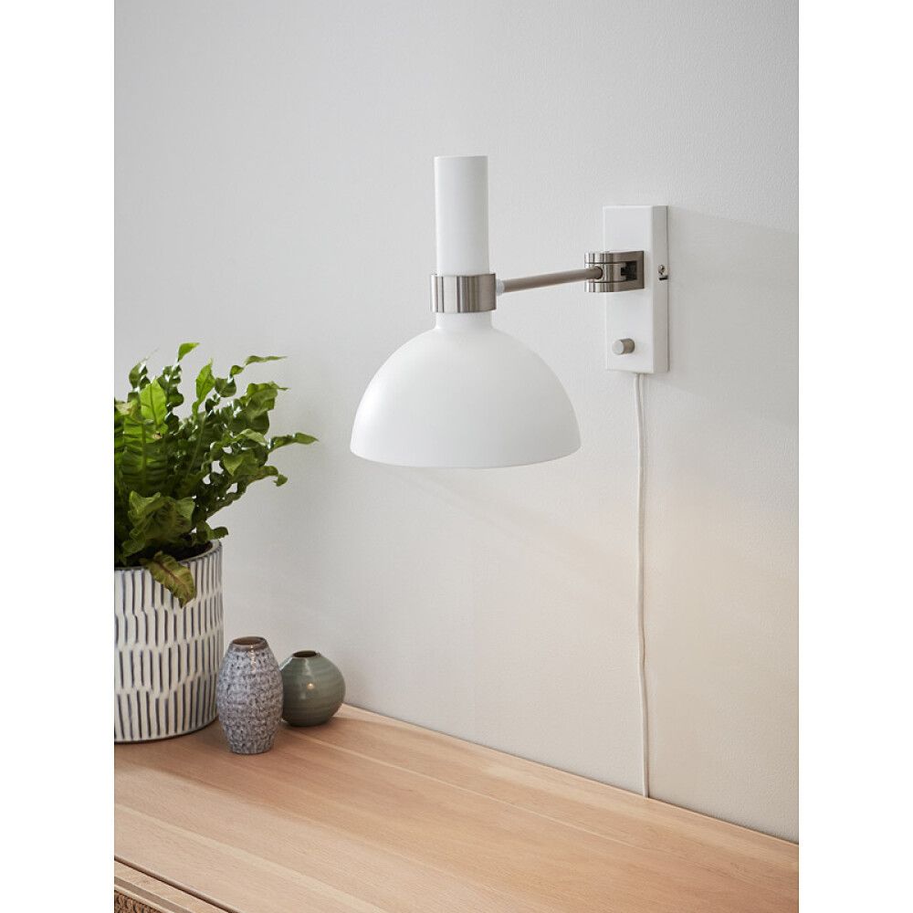 VEGGLAMPE MARKSLÖJD LARRY HVIT/STÅL