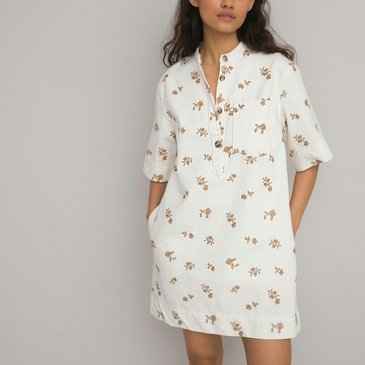 Robe courte droite, broderies fleurs