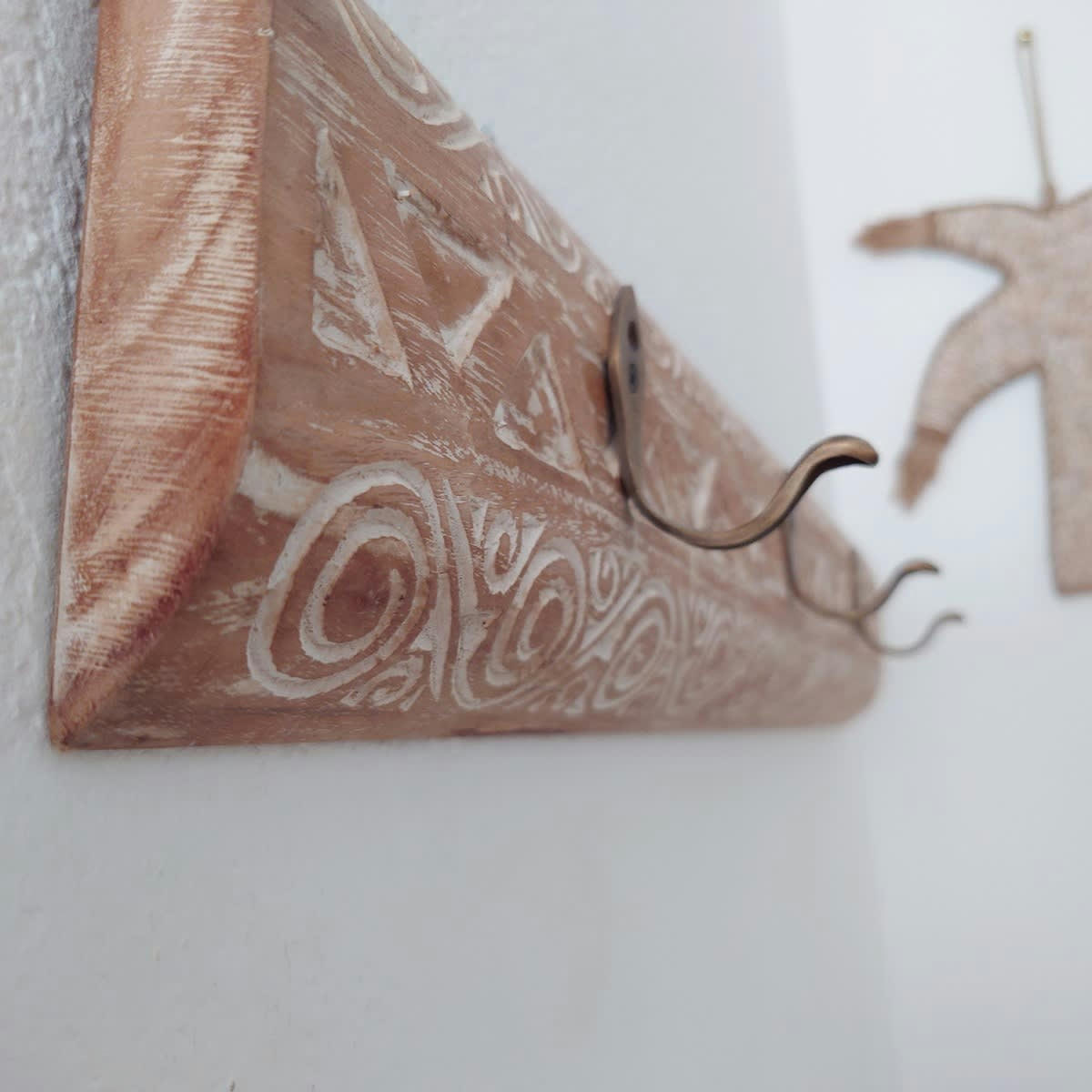 NORA - Patère en bois sculpté avec 3 crochets 60 cm