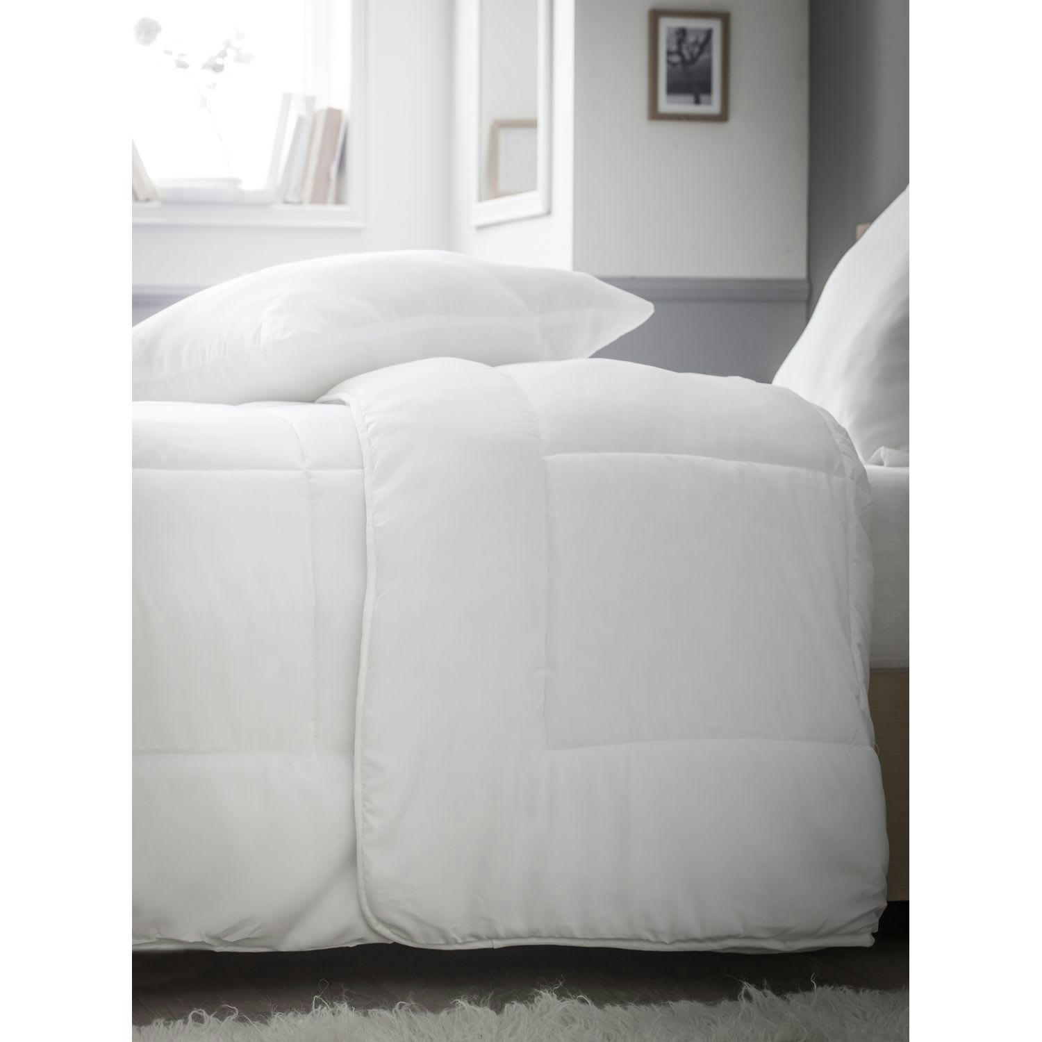 - Couette en microfibre by night 220 x 240 cm blanc